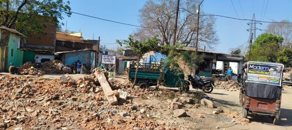 सुनालिया नहर रेल्वे क्रॉसिंग में अंडरपास निर्माण हेतु लोक निर्माण विभाग सेतु द्वारा आधिपत्य भूमि पर लगाया गया बोर्ड,,