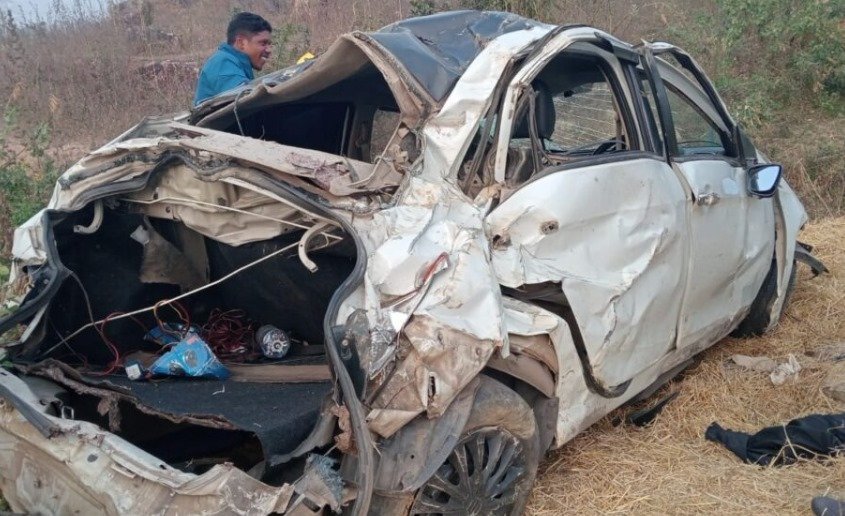 चैतमा के पास दर्दनाक सड़क हादसा.. मनाली से लौट रही दो लड़कियों की मौत, डिवाइडर से टकराई कार