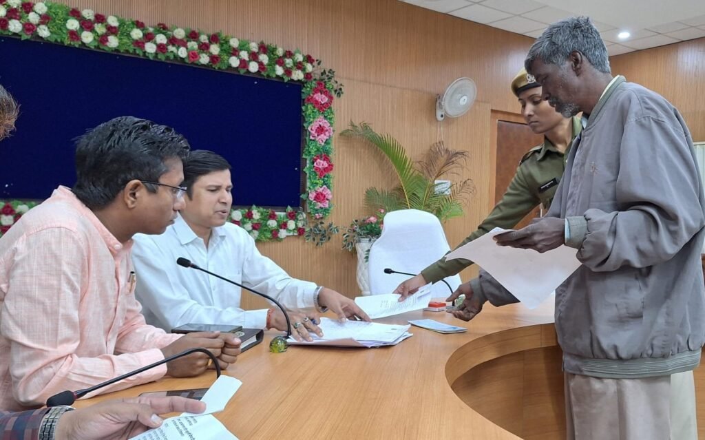 जिला पंचायत सीईओ ने जनदर्शन में सुनी आम नागरिकों की समस्याएं आवेदनों का परीक्षण कर नियमानुसार कार्यवाही करने के दिए निर्देश,,