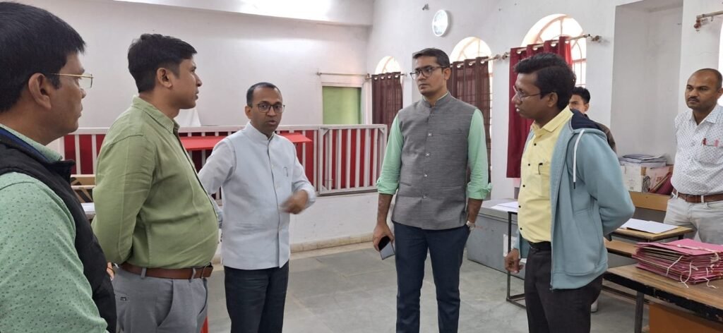 नामांकन कक्षों का कलेक्टर ने किया निरीक्षण रिटर्निंग अधिकारी सहित निर्वाचन में लगे कर्मचारियों को दिये आवश्यक दिशा निर्देश,,,