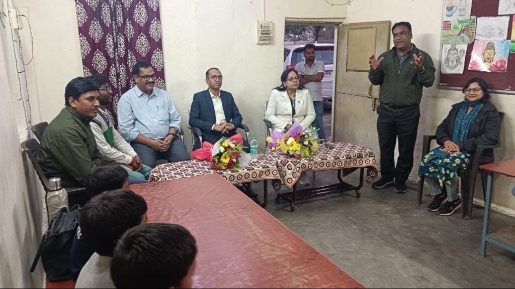 कलेक्टर अजीत वसंत ने बालक बाल गृह में निवासरत बच्चों के साथ मनाया नववर्ष ,मिठाई ,उपहार भेंटकर बांटी खुशियाँ