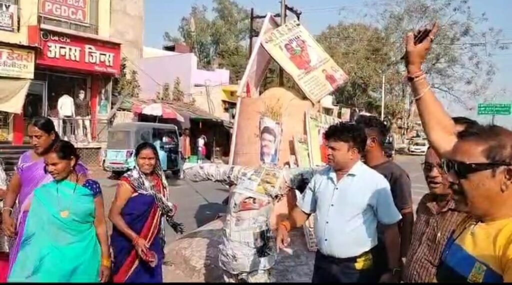 नगरीय निकाय चुनाव में टिकट नहीं मिलने पर निर्दलीय चुनाव लड़ हारे कांग्रेस से निष्काशित नेताओ ने महामाया चौक में विधायक का पुतला दहन कर उनके विरोध में जमकर नारे बाजी की,,