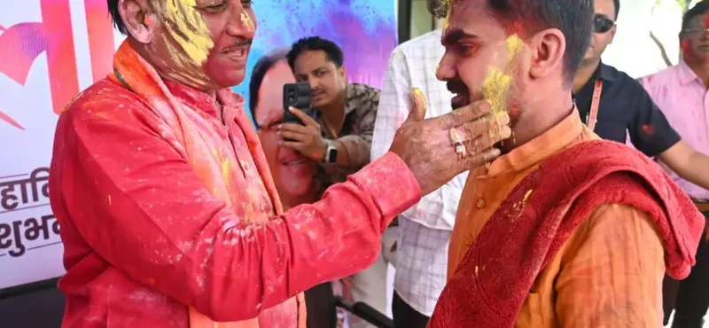 मुख्यमंत्री विष्णुदेव साय ने अपने गृह ग्राम बगिया में ग्रामीणों संग हर्षोल्लास से मनाई होली