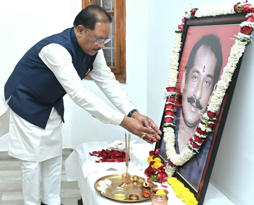मुख्यमंत्री श्री साय ने स्वर्गीय श्री दिलीप सिंह जूदेव की जयंती पर उन्हें किया नमन