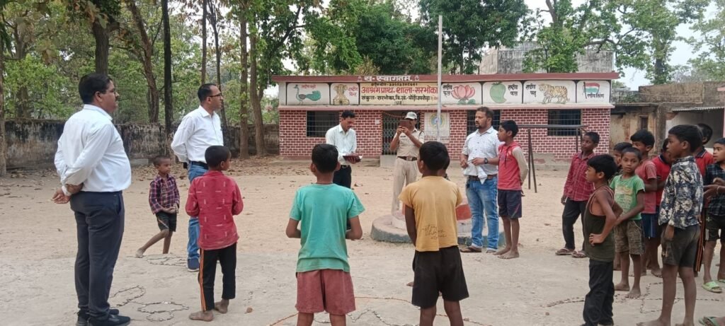 कलेक्टर ने किया सरभोंका के बालक आश्रम का निरीक्षण आश्रम में बच्चों से गतिविधियों की ली जानकारी, सफाई व्यवस्था का किया अवलोकन कम उपस्थिति पर बच्चों की उपस्थिति बढाने के दिए निर्देश,,