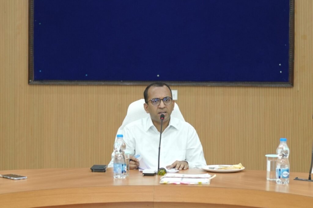 प्रधानमंत्री आवास योजना में लापरवाही बर्दाश्त नहीं की जाएगी – कलेक्टर श्री अजीत वसंत,, पेंशन,राशनकार्ड और वन अधिकार पत्र के प्राप्त आवेदनों को गंभीरता से निराकरण के निर्देश,, कलेक्टर ने समय सीमा की बैठक में दिये निर्देश *राजस्व विभाग के अधिकारियों की बैठक लेकर प्रकरणों का समय पर निराकरण के दिए निर्देश,,
